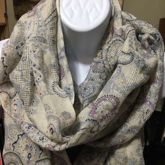 Elegant Paisley Scarf in Cream and Purple 100% Wool - Picture 3 of 6